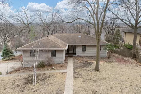 905 Belvista Dr, North Mankato, MN 56003