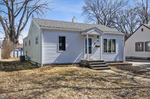 1530 14th St S, Fargo, ND 58103