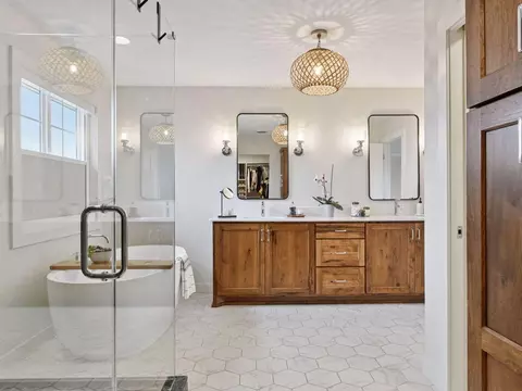 Bath - 4590 Sunset Ln, Excelsior, MN 55331 photo 4 of 6