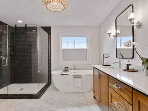Bath - 4590 Sunset Ln, Excelsior, MN 55331 photo 3 of 6