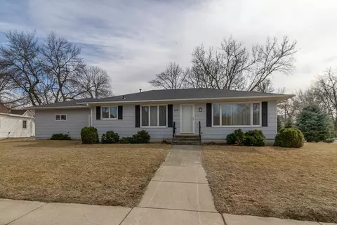 512 E Humphrey St, Lake Crystal, MN 56055