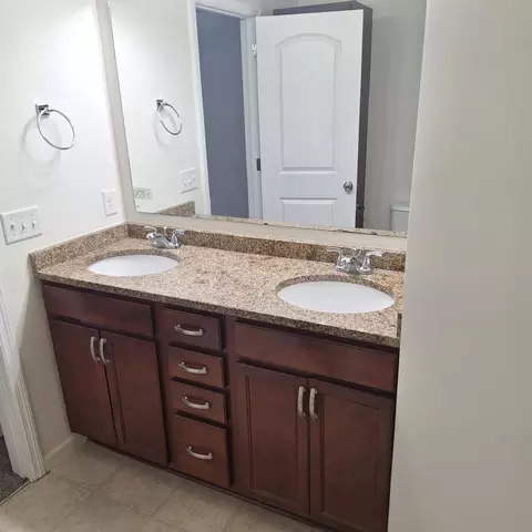 Bath - 1054 139th St E, Rosemount, MN 55068 photo 2 of 3