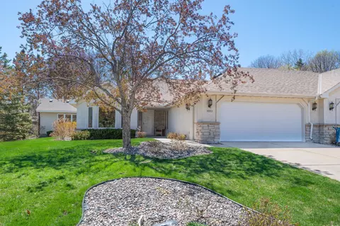 9993 Old Wagon Trl, Eden Prairie, MN 55347