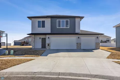 108 6th St E, Horace, ND 58047