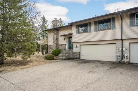 991 Pontiac Ln, Chanhassen, MN 55317