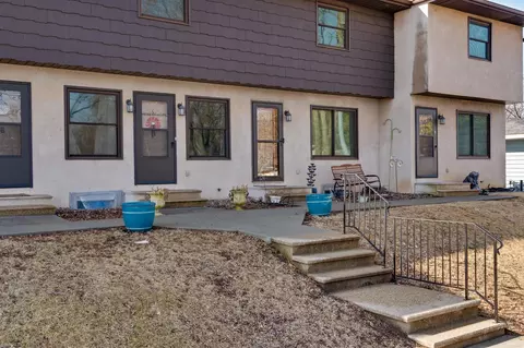 513 S 7th St #D, La Crescent, MN 55947