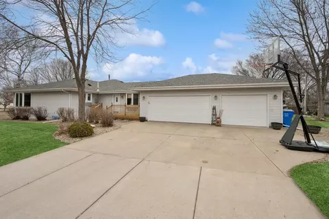 331 10th Ave SW, Cambridge, MN 55008