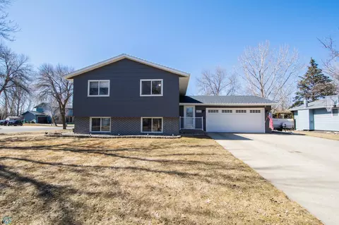 1921 18th St S, Fargo, ND 58103