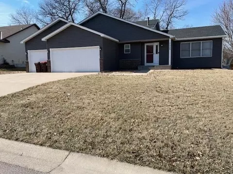 7058 44th St N, Oakdale, MN 55128