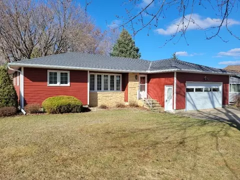 803 Circle Dr, Wells, MN 56097