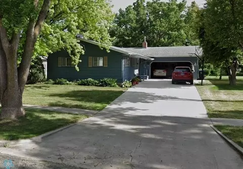 2425 Lilac Ln N, Fargo, ND 58102