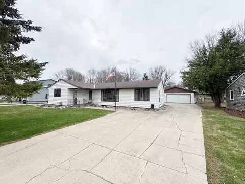 1525 S Shore Dr, Worthington, MN 56187