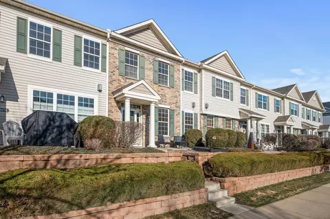 1978 Clover Ridge Dr, Chaska, MN 55318