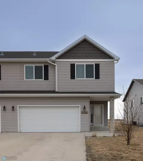 5694 58th St S, Fargo, ND 58104