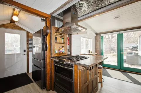 Kitchen - 25565 Smithtown Rd, Excelsior, MN 55331 photo 5 of 6