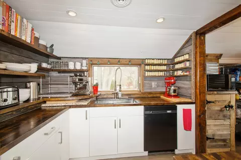 Kitchen - 25565 Smithtown Rd, Excelsior, MN 55331 photo 3 of 6