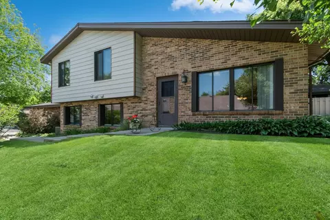 1044 Zanzibar Ln N, Plymouth, MN 55447