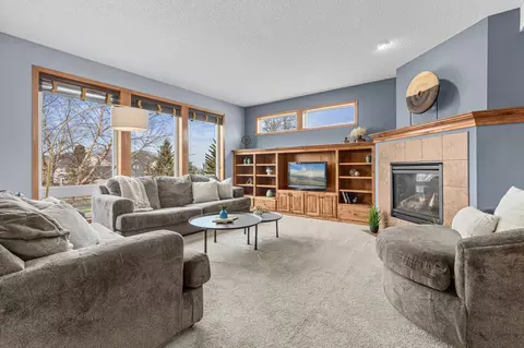1960 Oakridge Cir, Shakopee, MN 55379