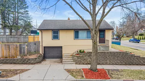 1468 Hazelwood St, Saint Paul, MN 55106