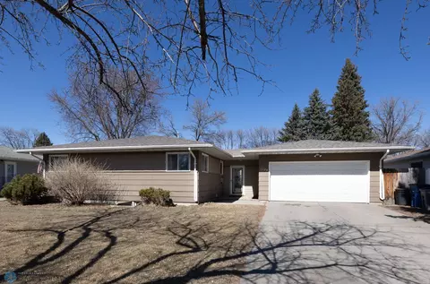 1124 24th Ave S, Moorhead, MN 56560