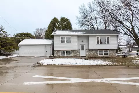 114 8th Ave SW, Kasson, MN 55944