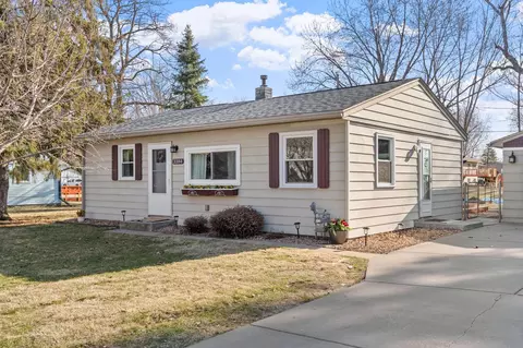 3384 Greenbrier St, Vadnais Heights, MN 55127