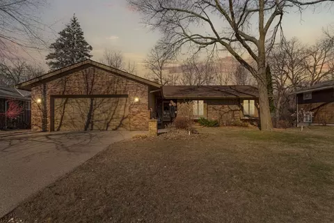 1589 Sherwood Dr, North Mankato, MN 56003