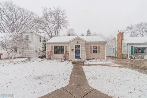 1437 10th St S, Fargo, ND 58103