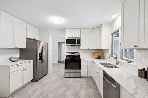 4100 Tonkawood Ln, Minnetonka, MN 55345