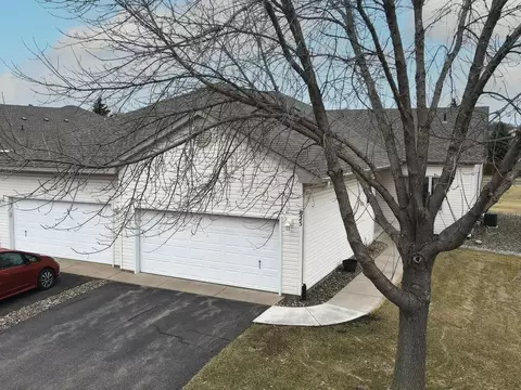 825 Regent Dr, Shakopee, MN 55379