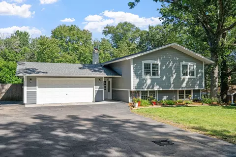 16300 N Hillcrest Ct, Eden Prairie, MN 55346