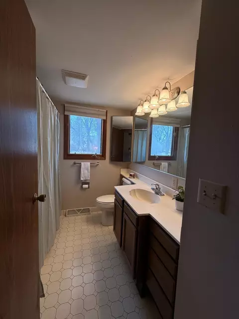 Bath - 528 W Sorenson Ave, Appleton, MN 56208 photo 1 of 2