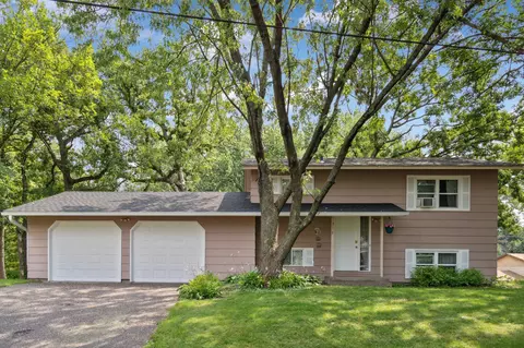 318 Paddington Rd, Willernie, MN 55090
