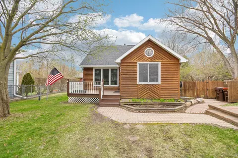 542 Grafton Ave N, Oakdale, MN 55128