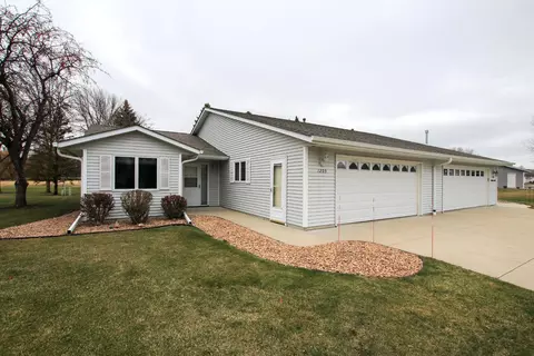 1205 Fairway Ave NW, Hutchinson, MN 55350