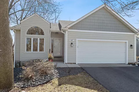 907 Southcross Dr E, Burnsville, MN 55306