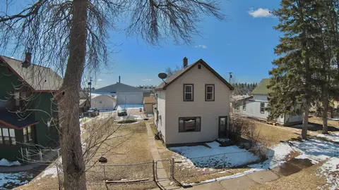 313 9th St SW, Chisholm, MN 55719