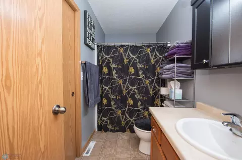 Bath - 361 Maple Pointe Blvd, Mapleton, ND 58059 photo 2 of 6