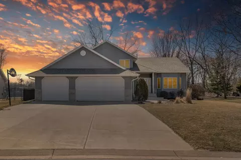 1751 Lakewood Dr N, Maplewood, MN 55109