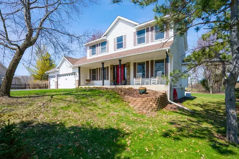 1230 Creekside Xing, Stillwater, MN 55082
