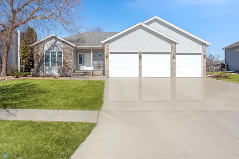 3221 42 Ave S, Fargo, ND 58104