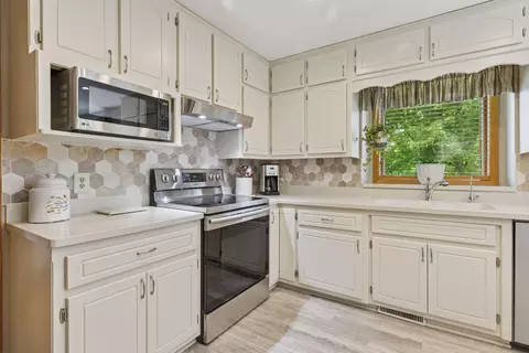 Kitchen - 3316 Red Fox Dr, Hamel, MN 55340 photo 3 of 3
