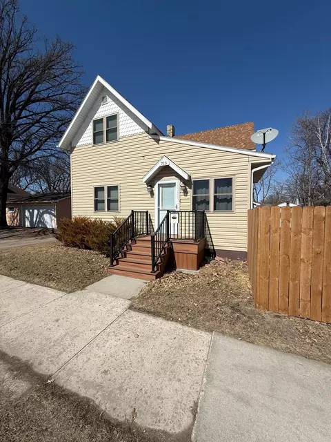 715 1st St E, Thief River Falls, MN 56701