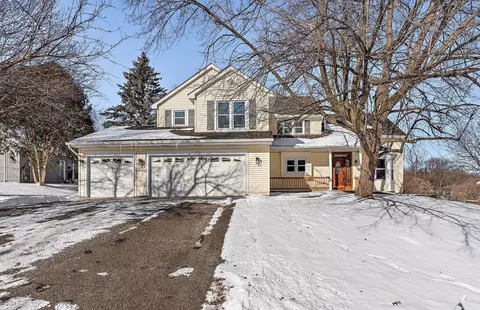 1320 Stratton Ct, Chanhassen, MN 55317