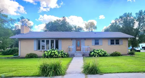 319 1st Ave NW, Hillsboro, ND 58045