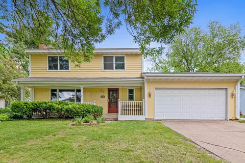 529 Woodhill Dr, Roseville, MN 55113