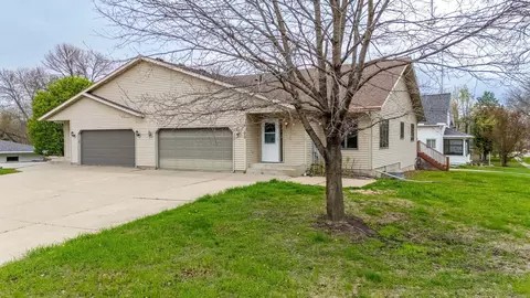 20 W Lanesburgh St, Le Center, MN 56057