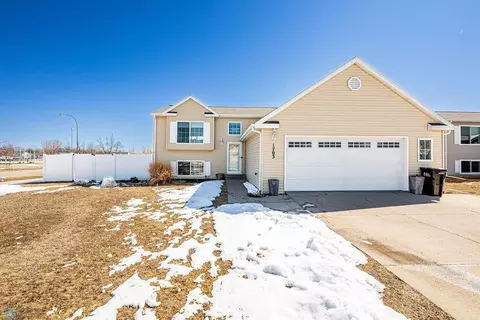 1703 Huntington Dr, West Fargo, ND 58078