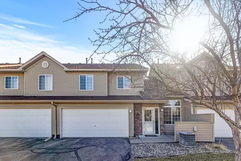 2322 Oakridge Cir, Hudson, WI 54016