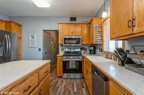 Kitchen - 1949 Eagle Trl, Centerville, MN 55038 photo 4 of 4